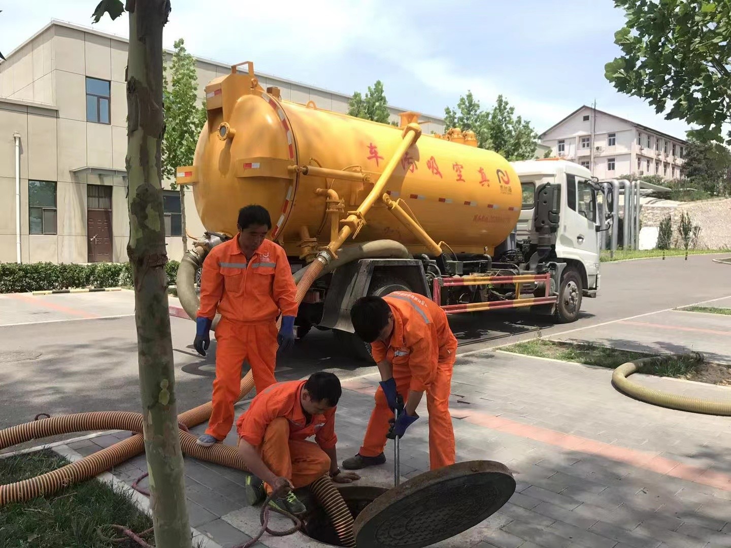 谢通门管道疏通车停在窨井附近