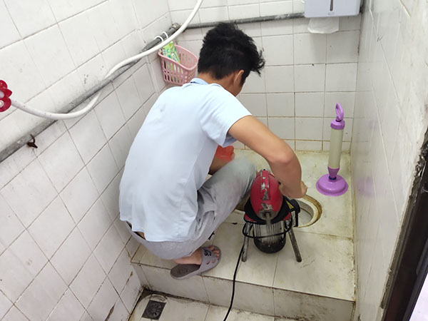 谢通门肥皂掉到马桶里把马桶堵住了怎么办？马桶堵住了怎么办