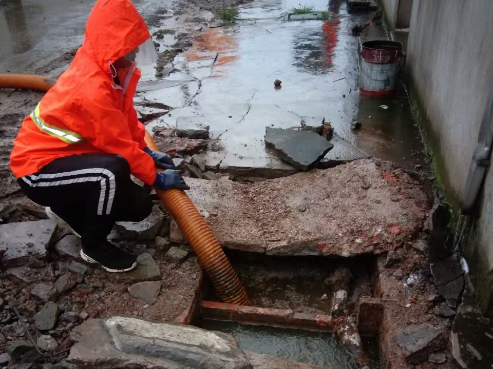 谢通门专业清理污水池 炜誉市政以规范流程守护城市 “肠道”