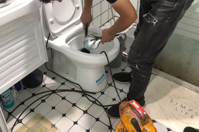 谢通门马桶堵塞自己疏通还是找师傅？专业上门服务让你省时更省心