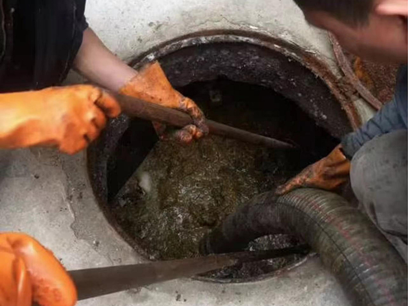 谢通门清理化粪池时如何避免沼气的危害？